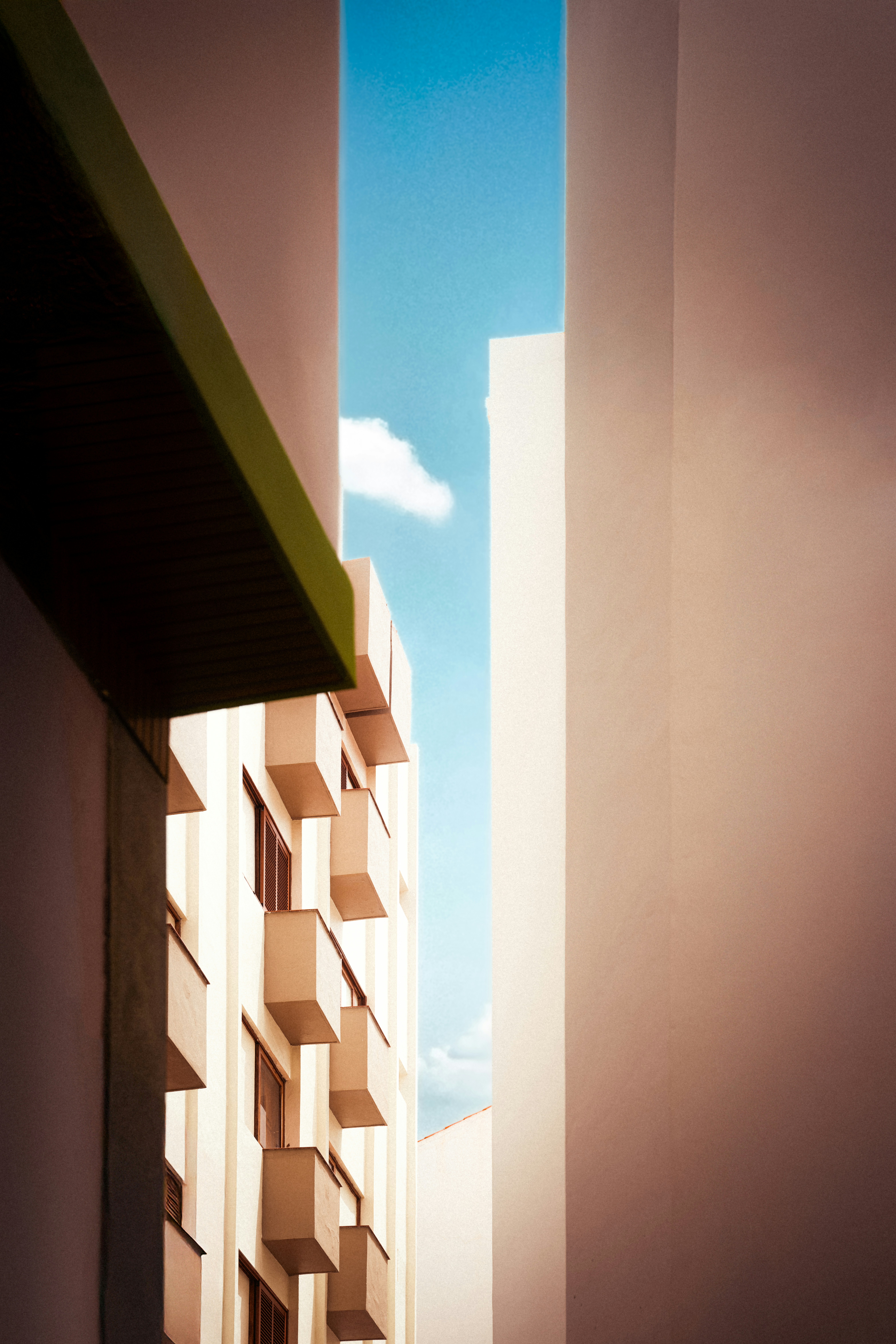 Arquitectura mediterránea bañada por luz cálida